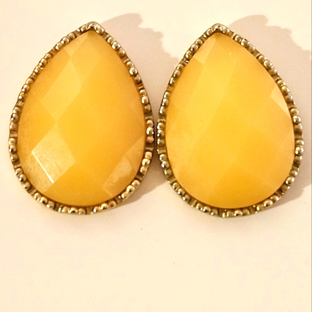 Vintage Gold Teardrop Earrings - Picture 6 of 6